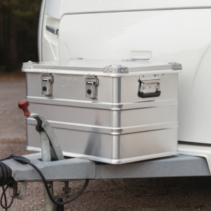 Defender Aluminium-Deichselkasten auf Anhänger montiert