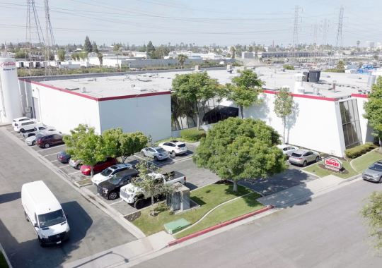 Hauptsitz von SKB USA mit Produktions- und Büroflächen, aus der Luft gesehen