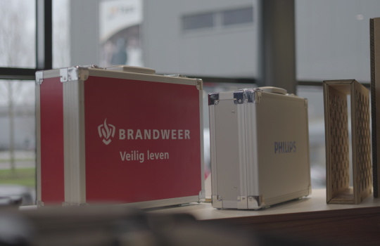 MIO-Präsentationskoffer mit Brandweer- und Philips-Branding im Innenbereich aufgestellt