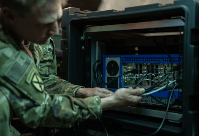 SKB-Schock-Rack mit 19-Zoll-Elektronik während der Installation durch einen Militärtechniker
