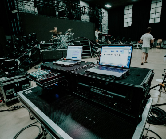 SKB Studio Flyer Racks für audiovisuelle Geräte bei Live-Entertainment-Produktionen eingesetzt
