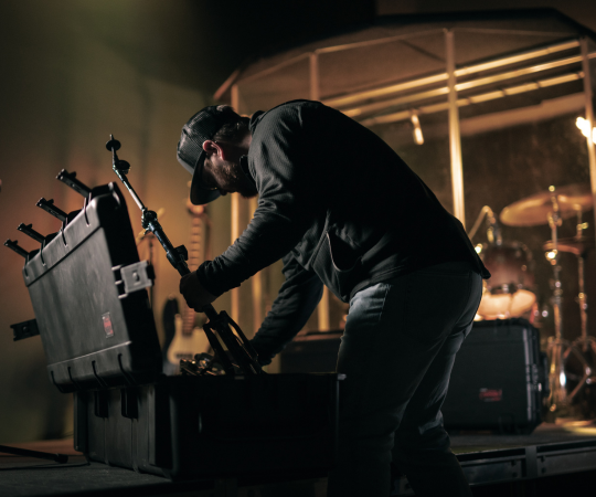 SKB Schutzkoffer für Musikgeräte beim Aufbau von Live-Bühnen