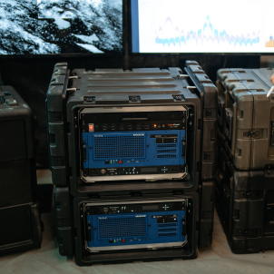 SKB-Schockregale mit montierten elektronischen Geräten in Rack-Anordnung