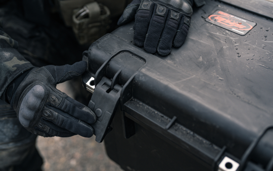 Verschluss eines robusten SKB-Schutzkoffers mit Handschuhen bedienbar