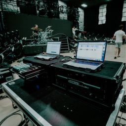 SKB Studio Flyer-Racks mit Laptops und AV-Geräten in einer Studioumgebung
